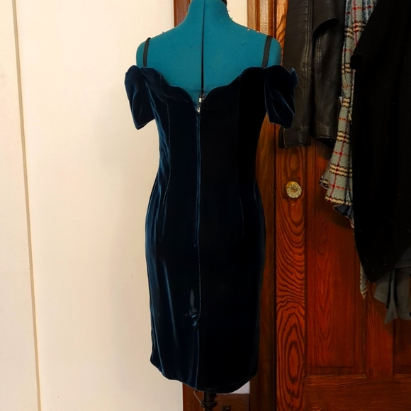 80s Nu Mode Velvet Dress - Picture 4 of 6